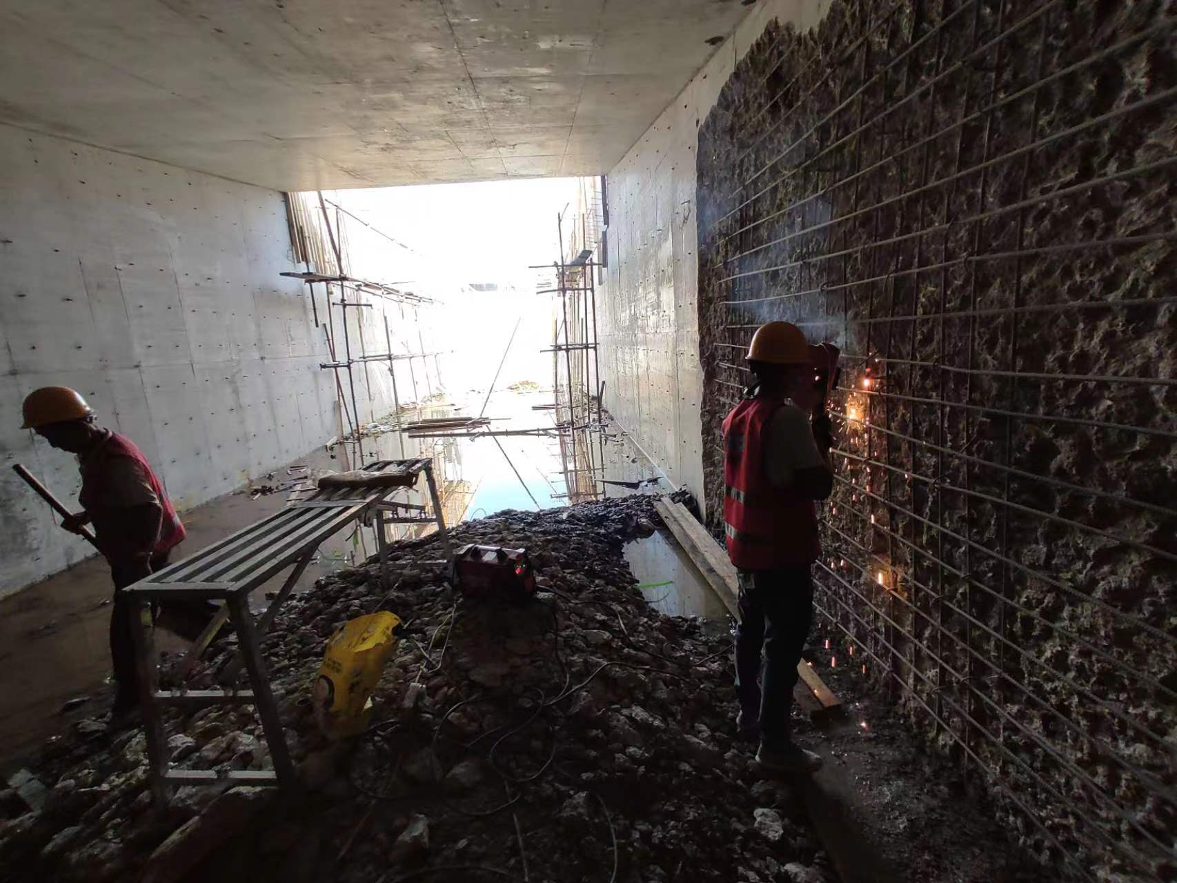 忠县挖断承重墙导致楼体开裂，加固施工方案出炉